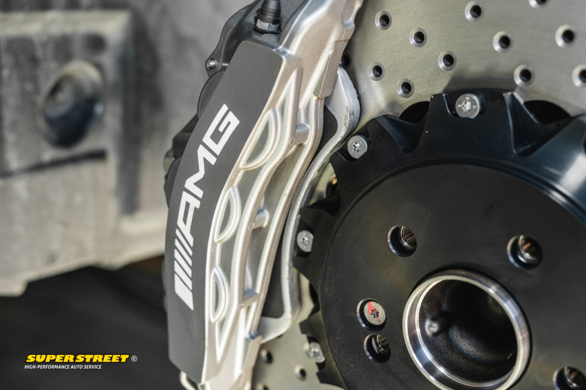 奔驰E级更换Brembo HP2000刹车片CZV打孔刹车盘