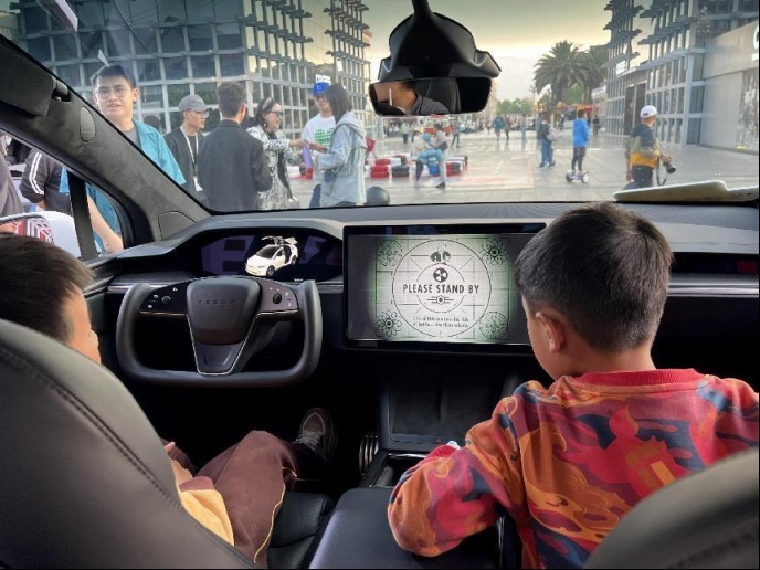 特斯拉Model X Plaid空降春城，人形机器人惊喜登场