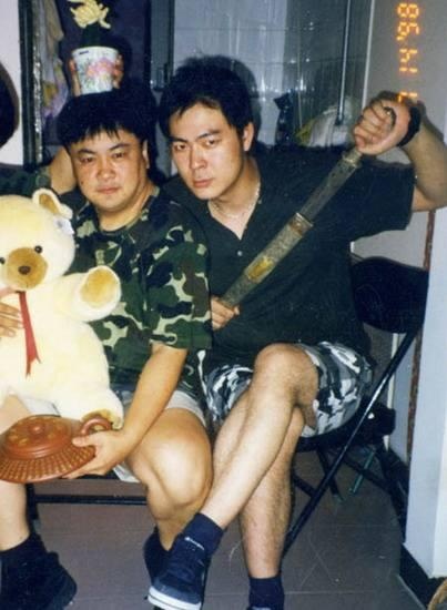 靠《家有儿女》走红,如今成知名投资人,小11岁爱妻曝光豪车无