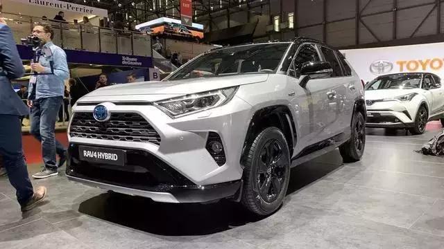 一汽丰田新RAV4实车亮相，搭载混动系统，还买什么大众途观L