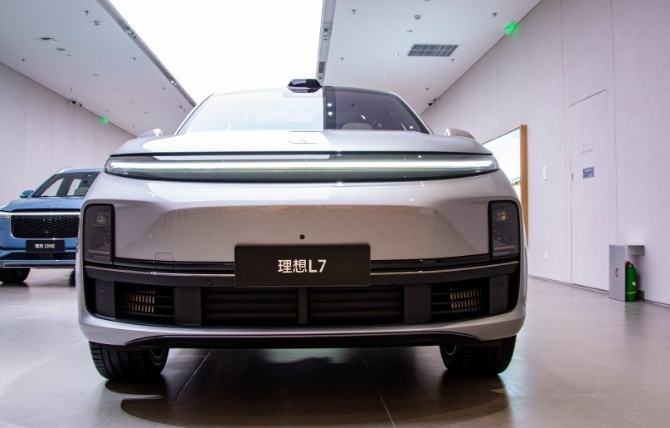 理想L7到店实拍，大五座中型SUV，纯电续航170km，推荐入门版车型