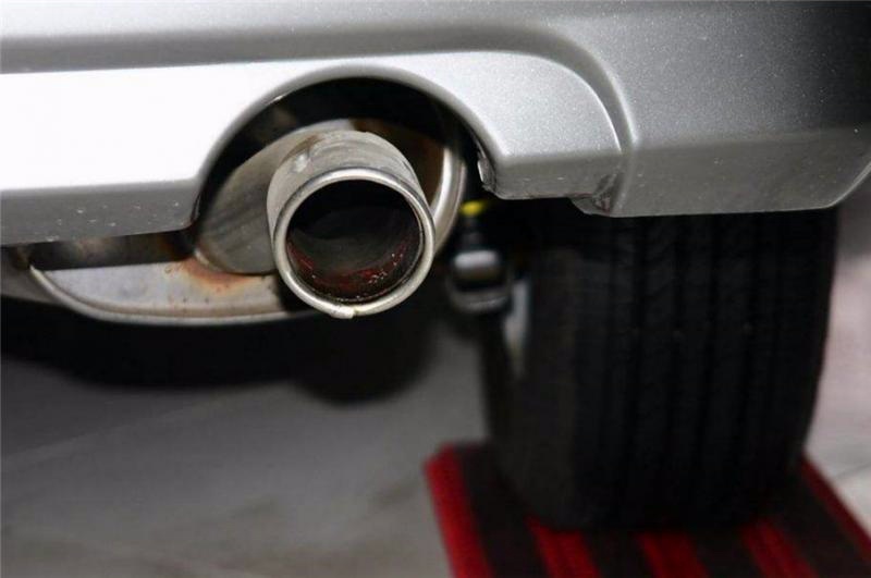 为什么有人说如果有车占了你的车位给它的排气管塞个钢丝球