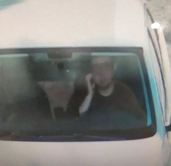 比剪刀手被罚？摸脸被罚？这些迷惑行为还是要杜绝