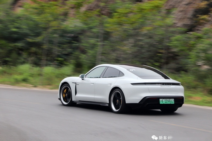 保时捷Taycan Turbo S首试：向它的汽油对手宣战！