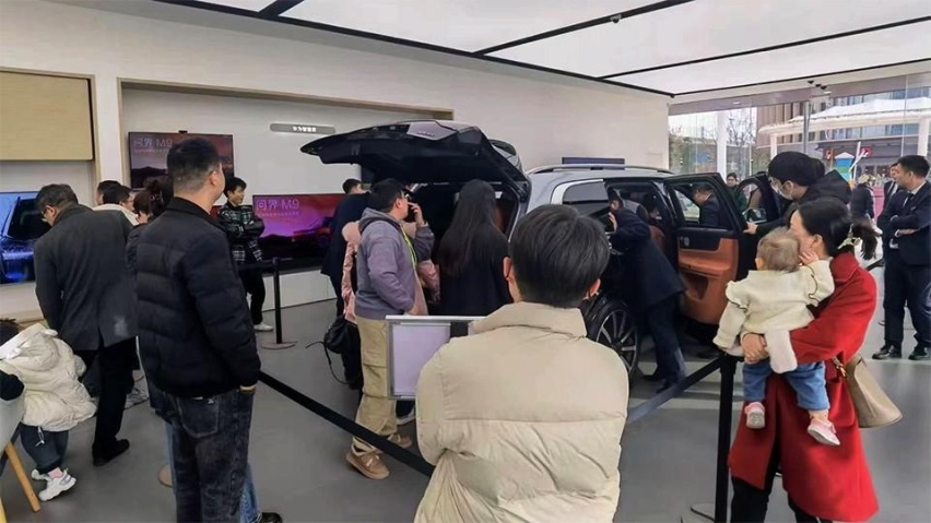 特斯拉冷清华为被挤爆，车企不做网红，没机会把车卖好？