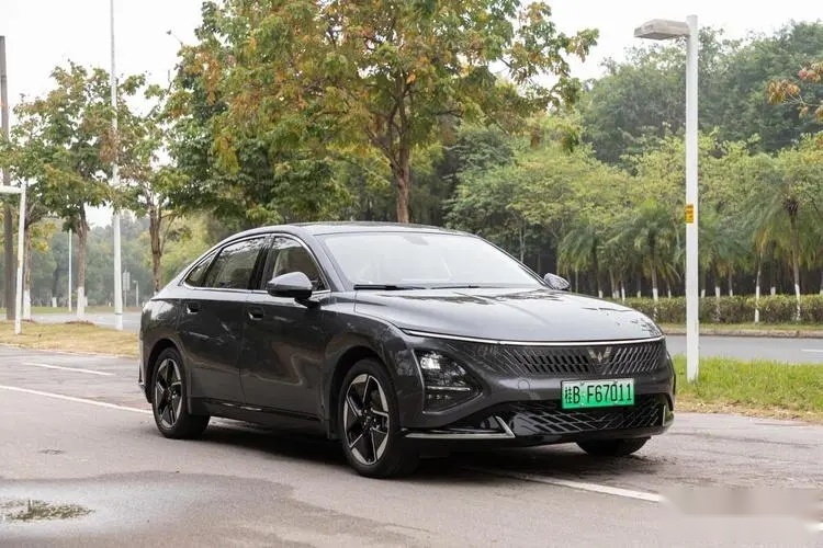 比秦PLUS更值？9.98万的手五菱星光150进阶版，能不能闭眼入？