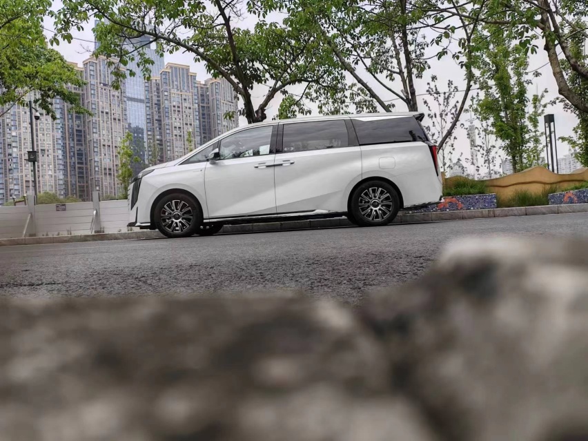 综合续航超1000km，配2.0T插混动力，广汽传祺E9带来的就是享受