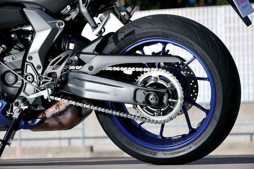 中排量性能街跑赛车，雅马哈YZF-R7详解，骑行舒适操控灵活