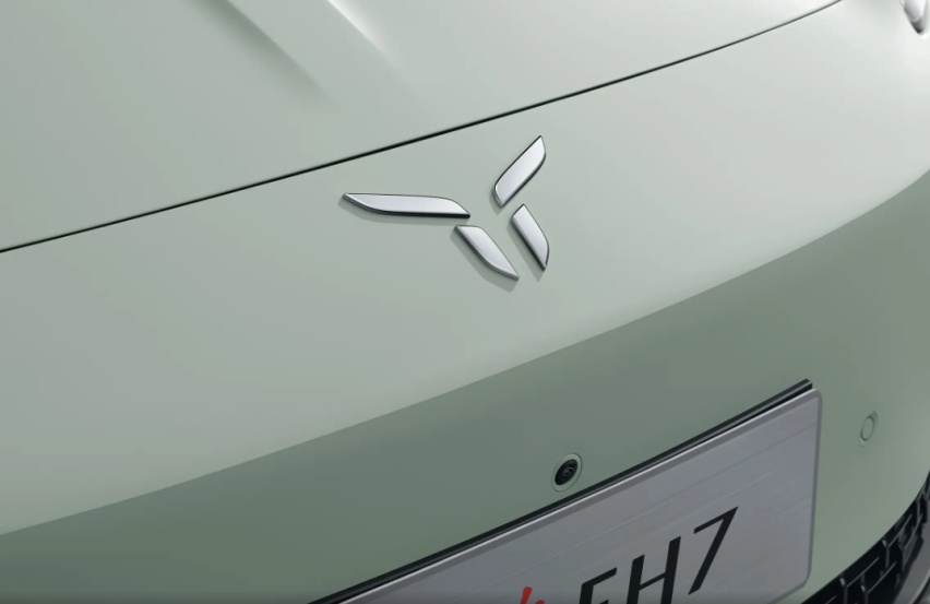 又一款主打性能的C级车，红旗EH7零百加速3.5秒，配22500高转电