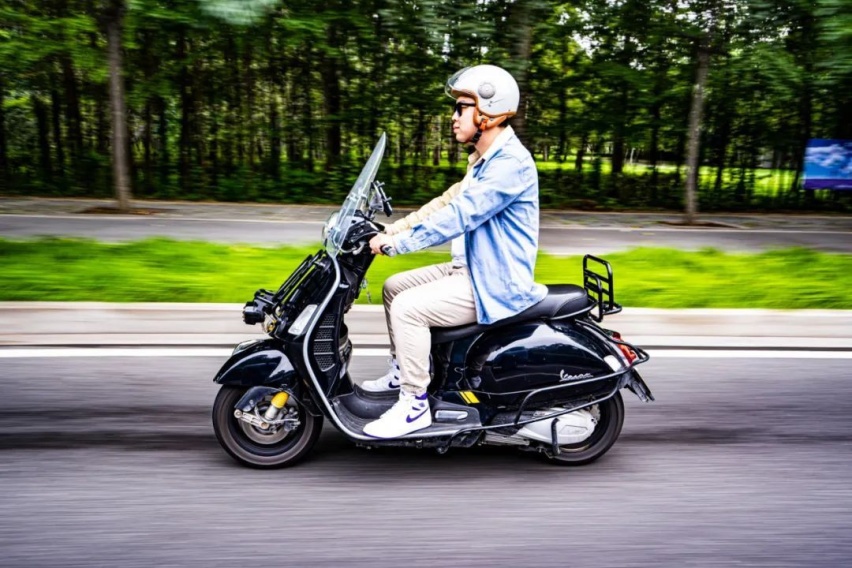 一台Vespa，加100块钱油，获得女神同款快乐。