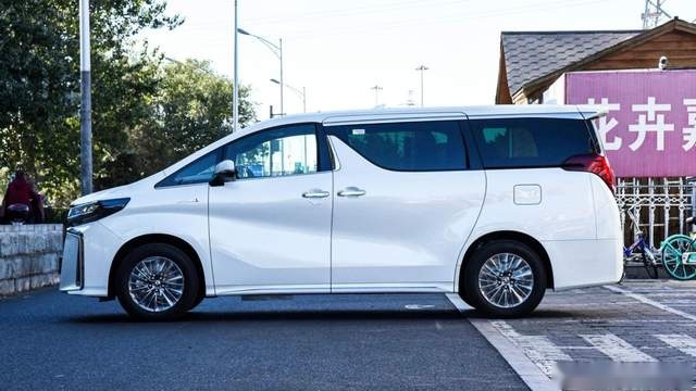 百万级豪华MPV，或配2.5L混动，新款埃尔法引进就加价？