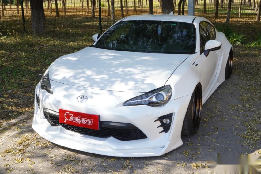 女：什么破车？男：丰田86 yyds！体验它为什么是男生的快乐源泉？