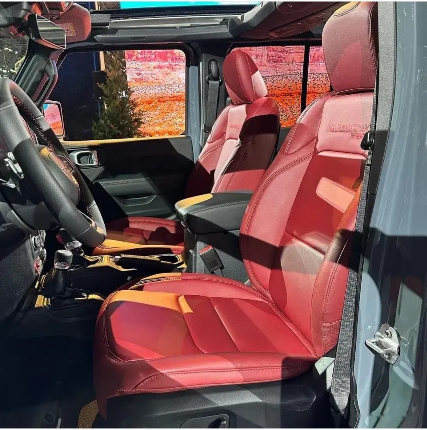 新款Jeep 牧马人亮相车展，经典中网再设计外，造型更硬派拉风