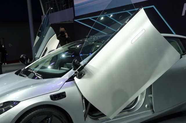 Hyper GT实拍详解 用激光雷达+旋翼门硬刚特斯拉MODEL 3