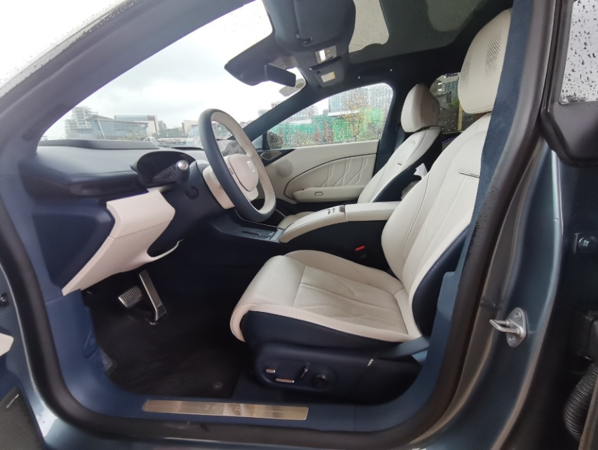 试驾极氪007：风格异于Model 3，百公里电耗22.7kWh