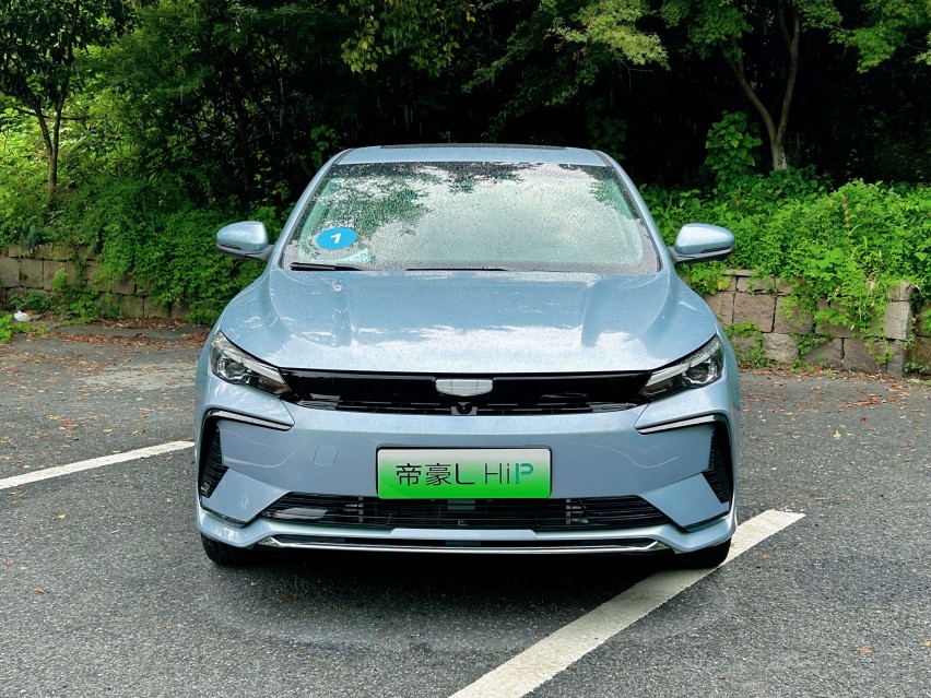10万级插混，油耗仅3.8L，吉利帝豪L HiP冠军版：动力省油我全要