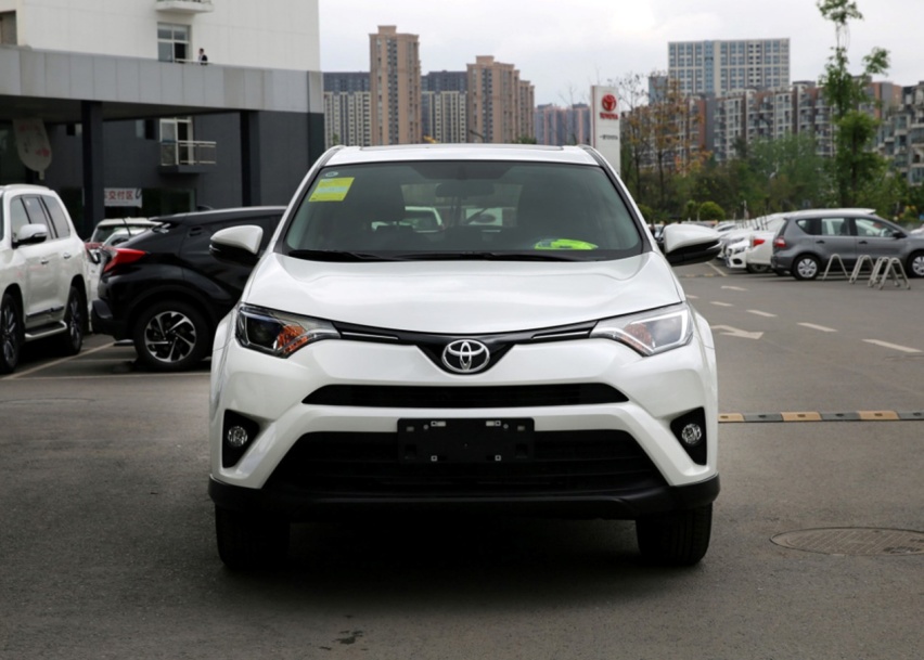 老款荣放RAV4，轴距2660mm，2.0L自吸配合CVT