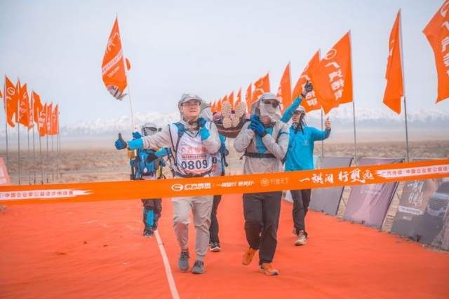 第二届广汽传祺杯中国企业家沙漠徒步挑战赛举行数百名企业家敦煌共商善举