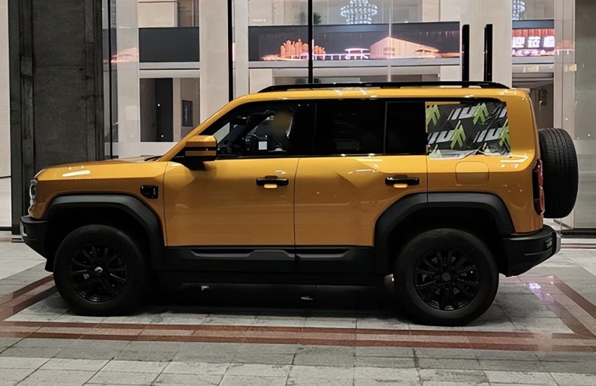 比亚迪版“坦克300”实车到店！尺寸超霸道配三把锁，续航1200Km
