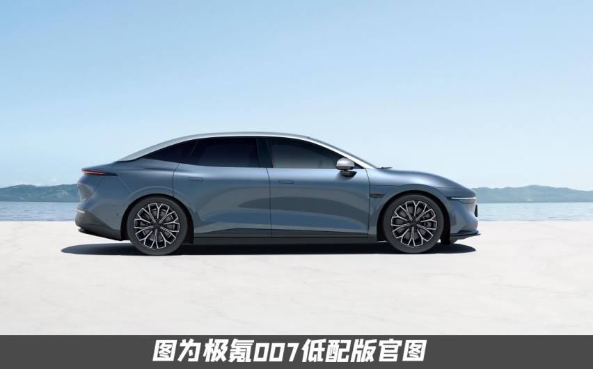 颜值暴跌？极氪007低配版实车现身，灯幕大灯取消/换全新轮毂