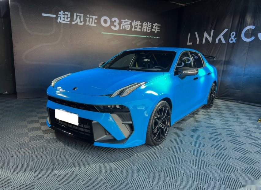 国产高性能车，搭载双增压2.0T+四驱，轻量化设计，有大尺寸尾翼