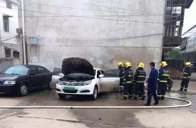每日车闻：奥迪A8L新车被换车门？特斯拉车主需提供不会自燃证明