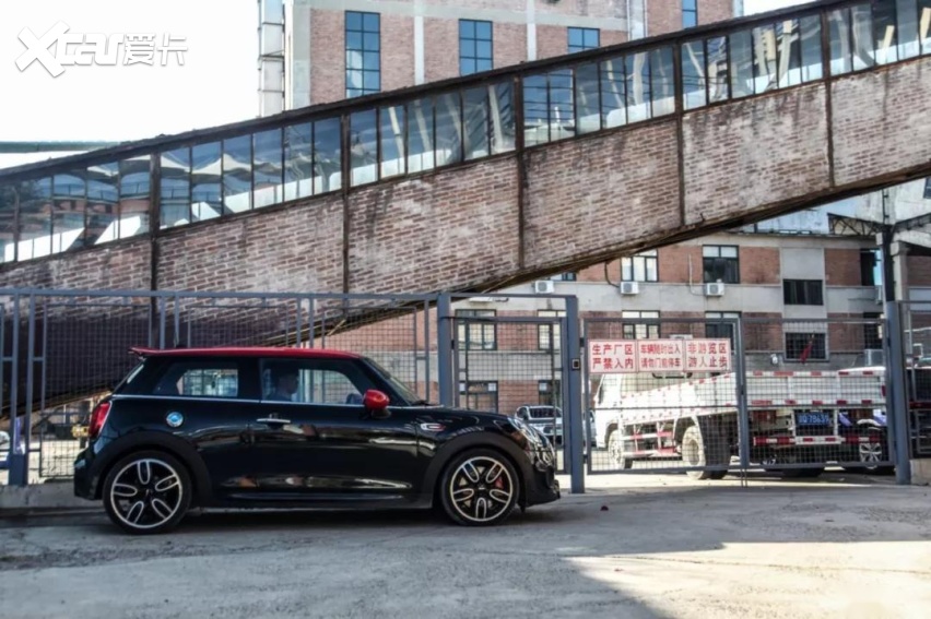 买回来第一步改排气换轮胎！直男试驾MINI JCW