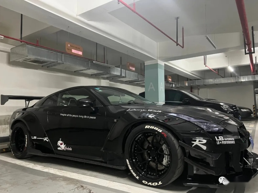 再次进化的日产GT-R R35，单单机舱就放进了两台思域的价格