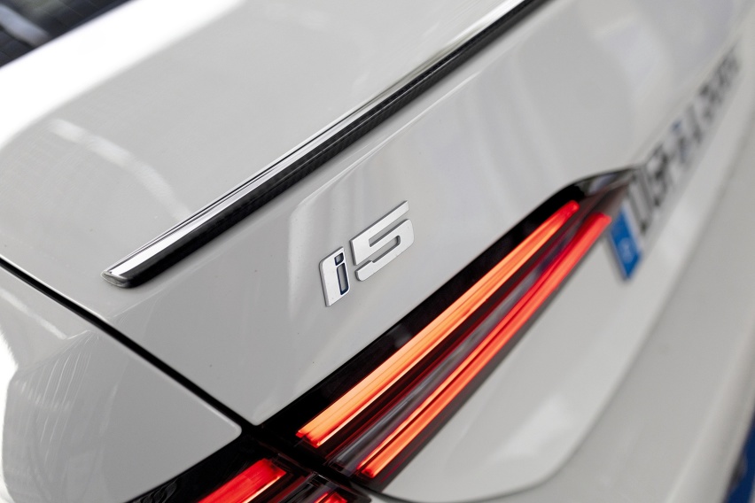 自行卓越：BMW i5 M60 xDrive
