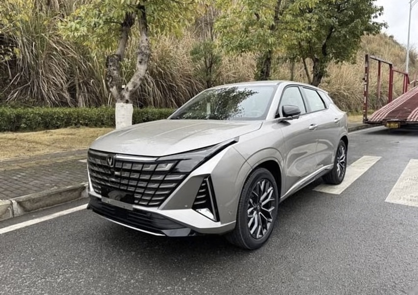 长安UNI-Z现身街头，长超4米7，搭1.5L混动+油耗5.15L