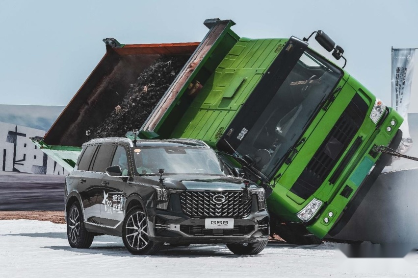 GS8硬扛侧翻27顿重载货车 被压顶毫发无损？