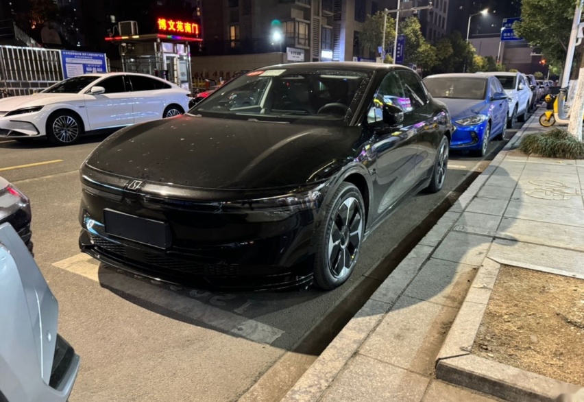 极氪007实车到店，黑化颜值更高，配可倾斜中控屏，续航870km