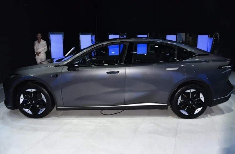 特斯拉Model 3地位不稳，因为出现终结者——深蓝SL03跑出电动新
