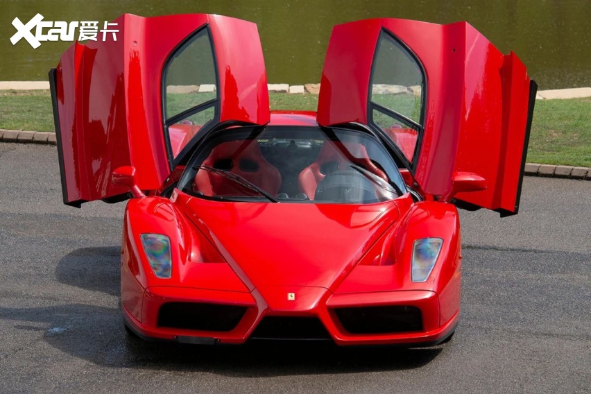 法拉利enzo生产于2002年至2004年之间,以公司创始人恩佐·法拉利(enzo