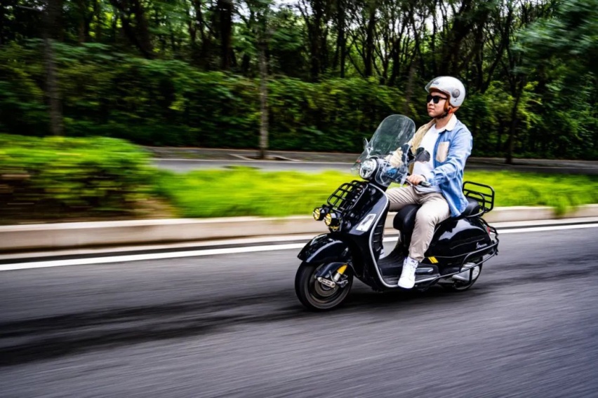 一台Vespa，加100块钱油，获得女神同款快乐。