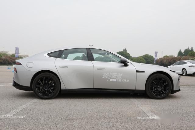 试驾｜4.3秒破百，智能轿跑小鹏P7单挑特斯拉Model S