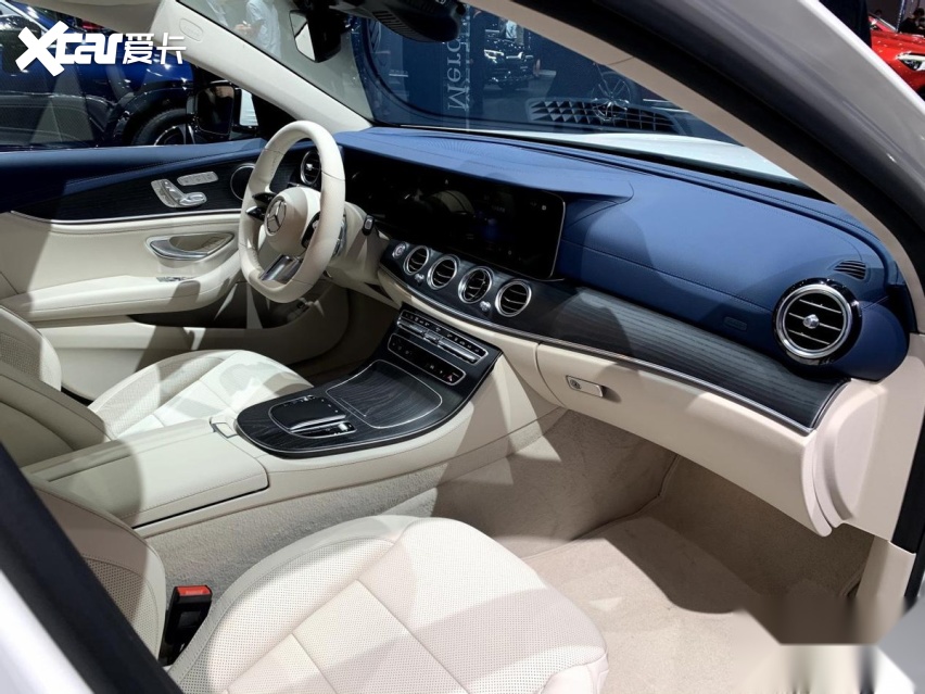 上海车展实拍新款奔驰e级phev游艇蓝内饰引人注目