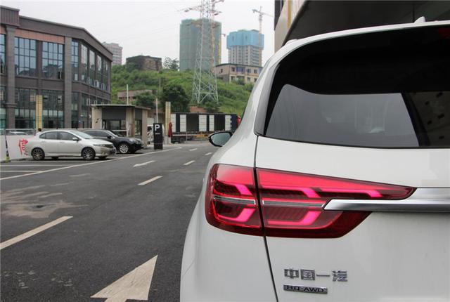 到店实拍红旗HS5，这台售价高达25万的国产车，居然供不应求