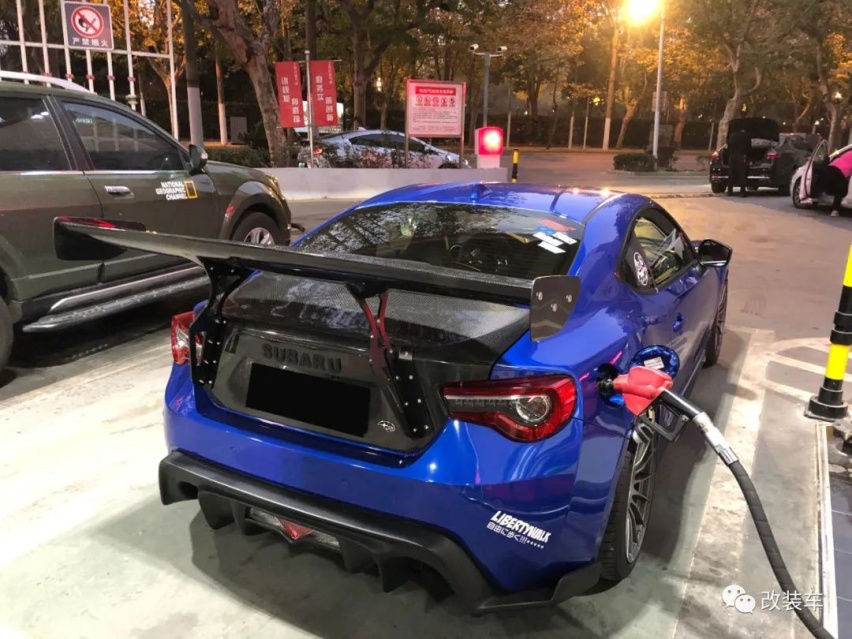 宽体竞技风斯巴鲁BRZ，玩着玩着玩出了一家改装店？
