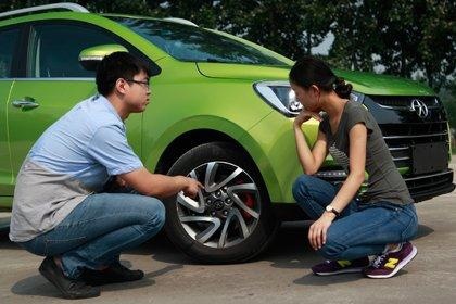 老婆没有“驾照”，买车能不能“落”在她名下？有违章了怎么办？