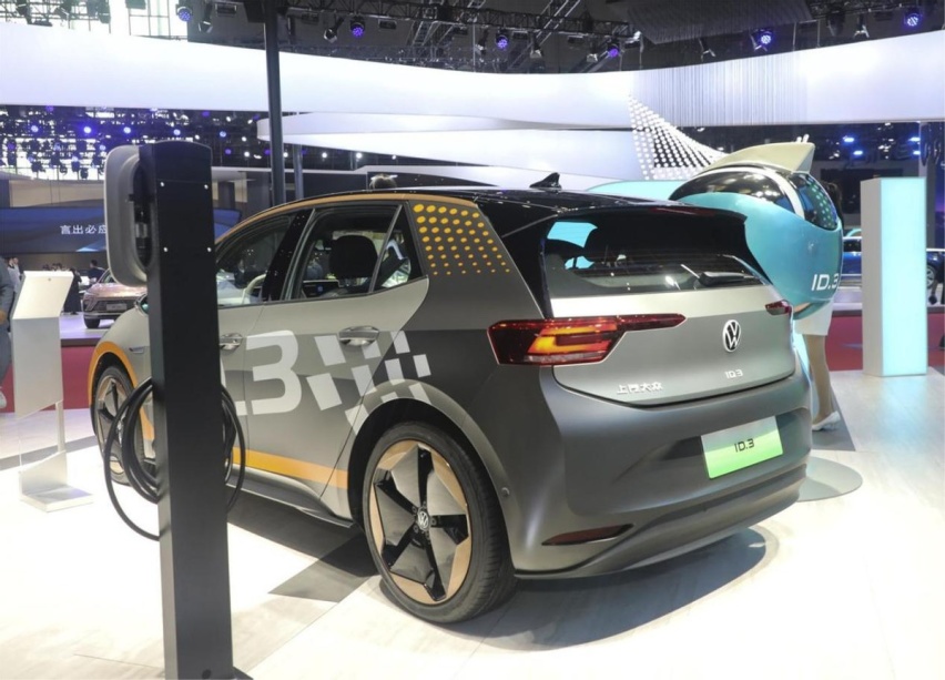 五菱缤果月销两万台，ID3怒降4万，这两台车怎么选更合适?