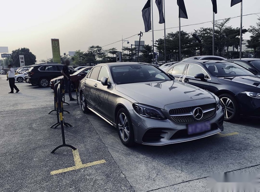 都是裸车29万，你选丐版奔驰奥迪，还是顶配丰田亚洲龙？