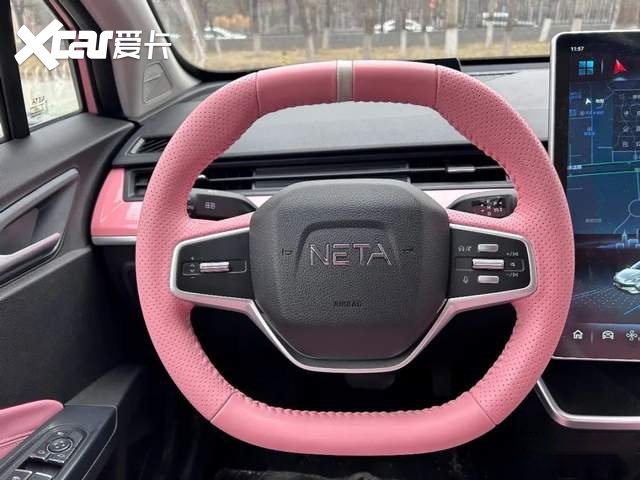 好看又好开！试驾小仙女专属座驾哪吒V潮 400 Lite 粉色定制版