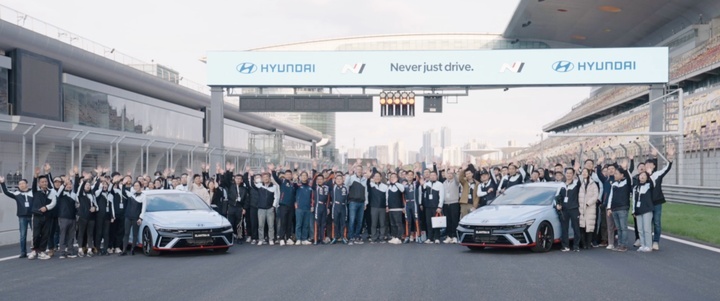 在F1赛道 办交车仪式！
