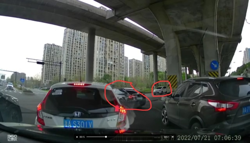 突发，视频实拍车祸现场瞬间，一辆特斯拉遭遇碰撞起火自燃了！