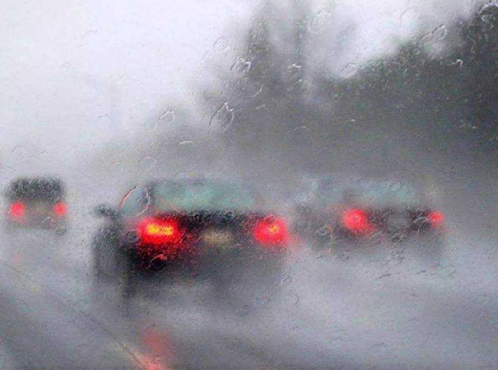 暴雨天行车如何避险？降速、控距、亮灯，涉水熄火也能自救