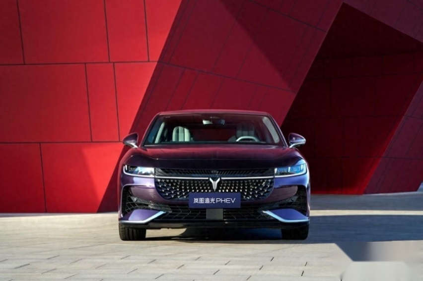 岚图追光PHEV：以身入局，重塑新能源时代的行政级豪华 “标杆”形象