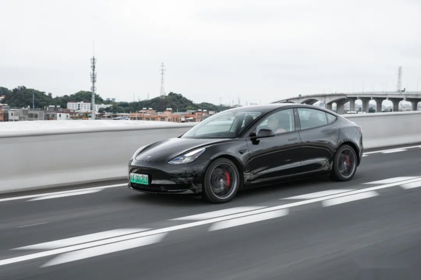 试驾特斯拉Model 3高性能版,比钢炮们滑溜的线性最让人欲罢不能