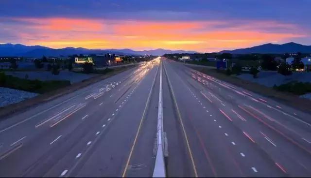 在高速上跑120km/h，前方突然限速80km/h，要不要刹车？