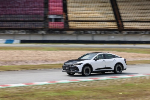 皇冠 SportCross 诠释未来豪华的崭新定义